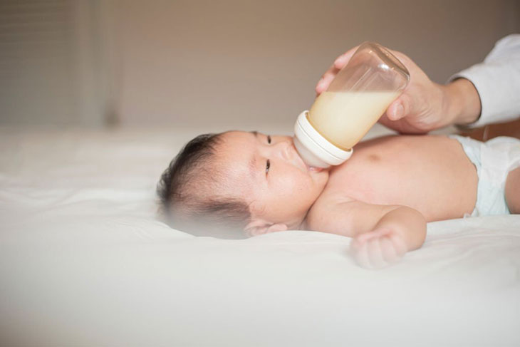 2 month old baby feeding