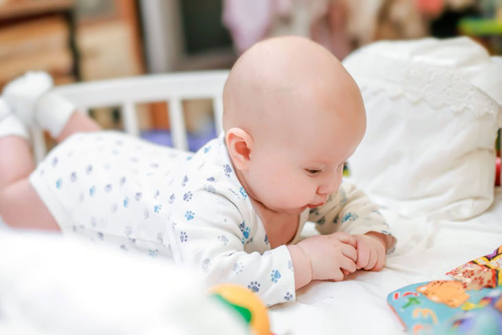 baby doesn't use arms during tummy time