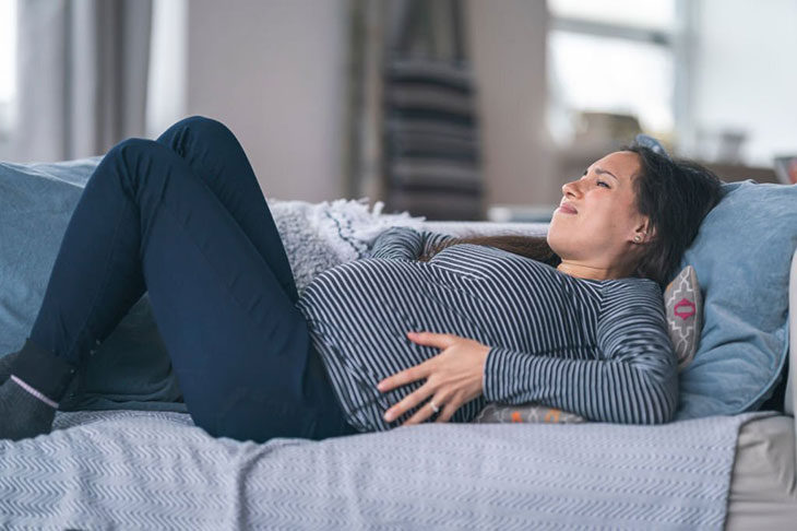 how to deal with labor pains at home