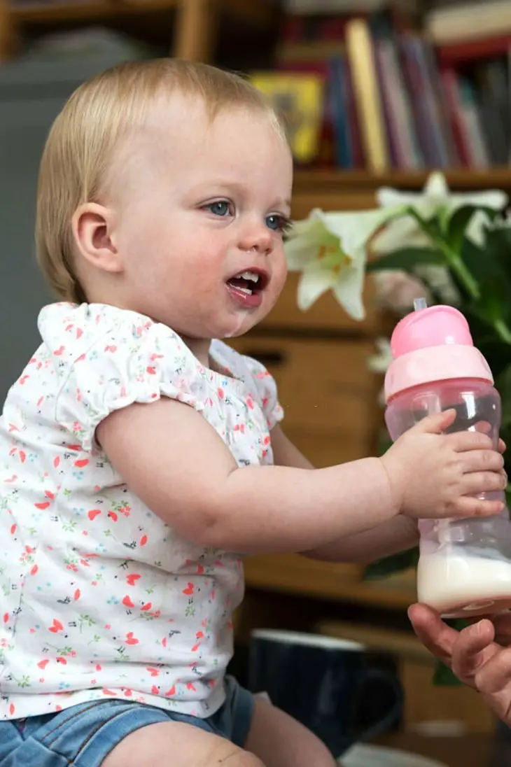 baby-pushing-bottle-away-but-still-hungry-9-comon-causes